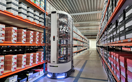 Dutch Shoe Retailer Schuurman Schoenen Implements Magazino Robots
